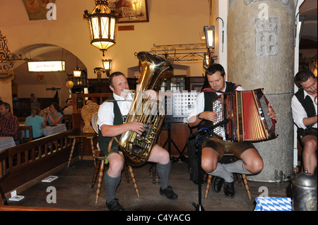 Oompah band che suona in Hofbrauhaus Monaco di Baviera Baviera Germania Munchen Deutschland Foto Stock