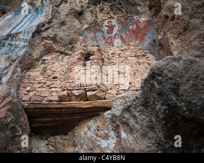 Parte della grotta la chiesa di San Michele Arcangelo (Sv. Mikhail Arhangel), che si trova a falesie sopra Radozda, il lago di Ohrid Macedonia. Foto Stock