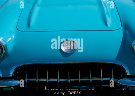 Blu Classico 1960 Chevrolet Corvette chiusura del cofano con il badge Foto Stock