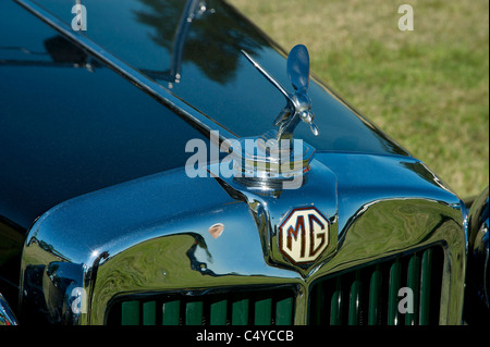 MG badge su MG T roadster con alato ornamento del cofano Foto Stock