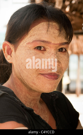 Ritratto di un rifugiato di Sulu donna su Mabul Isola, Borneo, Malaysia Foto Stock