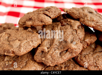 Pila di doppio biscotti con scaglie di cioccolato su un tagliere Foto Stock