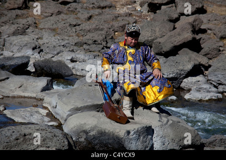 Musicista mongola in black hat e CAPPOTTO RICAMATO a cascata Orkhon in Mongolia Foto Stock