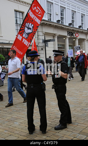 I funzionari di polizia sul dovere di sindacalisti che protestavano contro il servizio pubblico tagli marzo in Winchester sulla parte superiore High Street Foto Stock