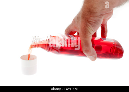 Il collutorio rosso che viene versato nella sua parte superiore Foto Stock