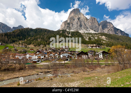 Corvara in Badia vista verso il Sassongher, Trentino Alto Adige, Dolomiti, Italia, Europa Foto Stock