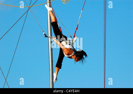 Gli studenti swing presso la Scuola di Trapezio in Hudson River Park a New York il 17 agosto 2005. (© Francesca M. Roberts ) Foto Stock