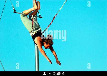 Gli studenti swing presso la Scuola di Trapezio in Hudson River Park a New York il 17 agosto 2005. (© Francesca M. Roberts ) Foto Stock