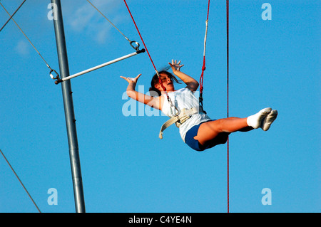 Gli studenti swing presso la Scuola di Trapezio in Hudson River Park a New York il 17 agosto 2005. (© Francesca M. Roberts ) Foto Stock