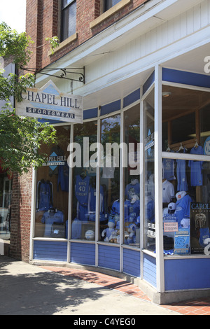 Franklin Street negozio vendita UNC di pallacanestro degli uomini di tacchi di catrame memorabilia, Chapel Hill, North Carolina, STATI UNITI D'AMERICA Foto Stock