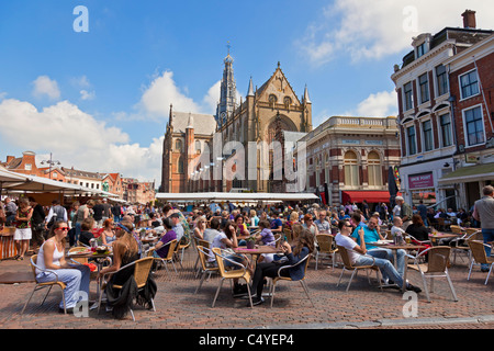 Estate domenica in Grote Markt o luogo di mercato, Haarlem, Olanda, Paesi Bassi. JMH5054 Foto Stock