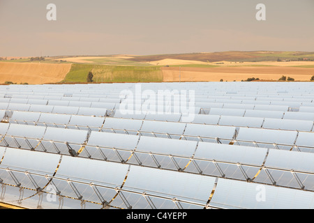 Parte dell'Solucar complesso solare di proprietà di Abengoa energia, a Sanlucar La Mayor, Andalusia. Foto Stock
