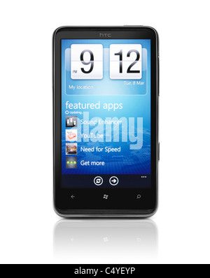Windows phone 7. HTC HD7 smartphone con app store sul suo visualizzatore isolati su sfondo bianco. Foto di qualità elevata. Foto Stock
