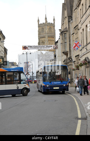 Stagecoach servizio di autobus nella città di Cirencester Gloucestershire con chiesa parrocchiale in background Foto Stock