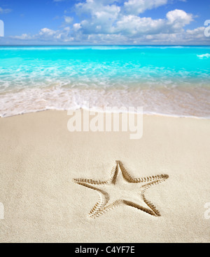 Spiaggia caraibica con starfish stampa sulla sabbia bianca come una vacanza estiva simbolo Foto Stock
