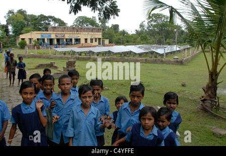 INDIA Bengala Occidentale , Sagar Isola di Sundarban) il delta del fiume Ganga , energia solare stazione come off-grid system Foto Stock