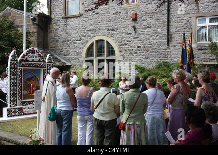 La benedizione del pozzo Vestizione in Bakewell 2011 Foto Stock