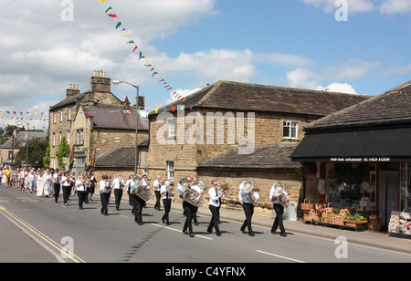 Bakewell fascia argento portano la parata annuale lungo Buxton Road sul loro modo di chiesa a benedire il bene Foto Stock