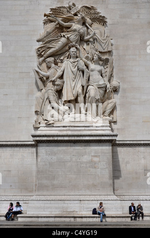 I turisti in appoggio sotto l'Arc de Triomphe sugli Champs Elysees di Parigi, Francia. Foto Stock