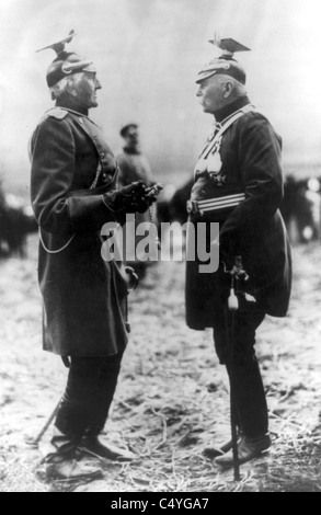 Conte Gottlieb von Haeseler, 1836-1919, ritratto a figura intera in piedi, con il Conte Ferdinand von Zeppelin, 1838-1917 Foto Stock