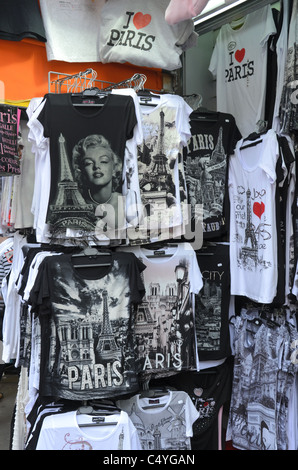 Teeshirts in vendita in un negozio di souvenir a Parigi. Foto Stock