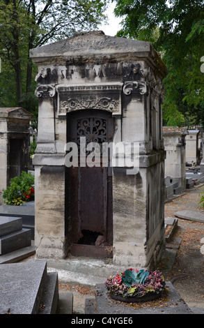 Un tipico tomba come visto in molti cimiteri francesi, questo è nel cimitero di Montmartre, Paris, Francia. Foto Stock