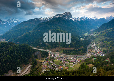 Vista sopra la Val Pettorina verso il Sasso Bianco e la Marmolada, Caprile, Veneto, Dolomiti, Italia, Europa Foto Stock