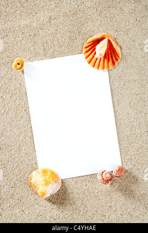 Carta bianca copia spazio per la vacanza estiva su una spiaggia di sabbia bianca Foto Stock