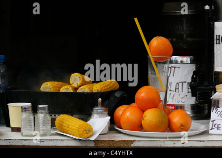 Grigliata di mais e succo d'arancia fresco venduto in una fase di stallo nel centro di Praga, Repubblica Ceca. Foto Stock