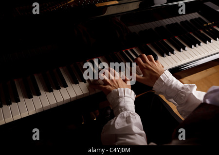 Pianista di concerto con le mani in mano e la tastiera Foto Stock