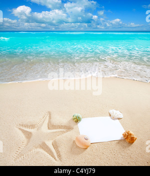 Carta bianca sulla spiaggia di sabbia bianca con conchiglie e stelle marine stampa come una vacanza estiva concept Foto Stock