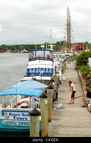 Mystic Seaport, turisti parla con guida turistica sul dock di Mystic Seaport in Mystic, Connecticut, Stati Uniti d'America. Foto Stock