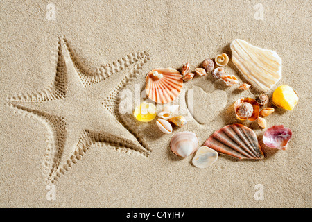 Spiaggia di sabbia bianca forma di cuore e stelle marine stampato e conchiglie estate del concetto di vacanza Foto Stock