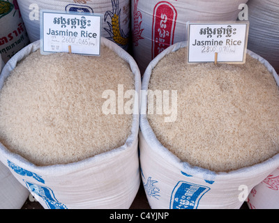 Sacchi di bianco di riso al gelsomino in vendita presso il Mercato Vecchio, Siem Reap, Cambogia Foto Stock