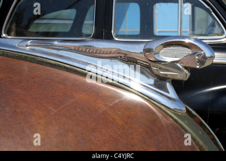 Ornamento del cofano su un 1947 Dodge Foto Stock