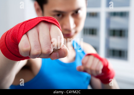 Primo piano di un uomo di pugno Foto Stock