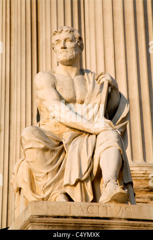 Vienna - storico tacito statua per il Parlamento nella luce del mattino Foto Stock