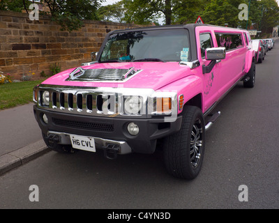 Un rosa luminoso HUMMER limousine allungata Foto Stock