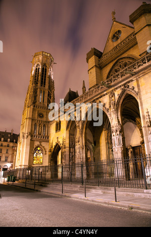 Parigi - Saint Germain-l'Auxerrois chiesa gotica nella notte Foto Stock