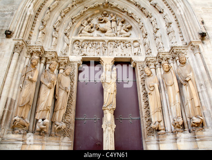 Parigi - portale ad est di Saint Denis prima cattedrale gotica Foto Stock