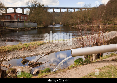 Trevor, Wrexham, il Galles del Nord, Regno Unito, Gran Bretagna. Flusso di acqua da un tubo di efflusso nel fiume Dee Foto Stock