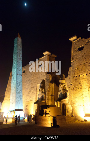 Il granito rosso obelisco di notte nel Tempio di Luxor - Egitto superiore Foto Stock