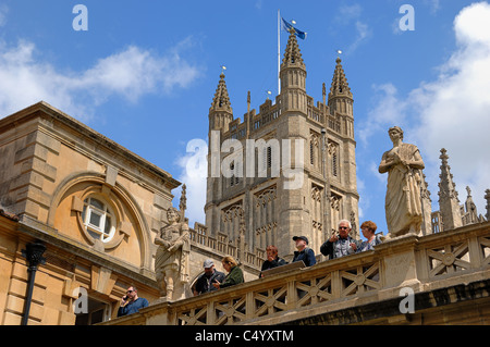 La torre di Abbazia di Bath visto dai Bagni Romani presso la Città di Bath in Somerset, Regno Unito. Foto Stock