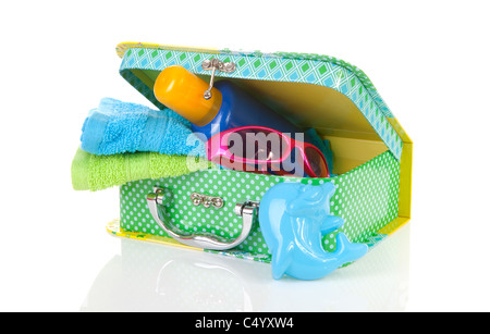 Andando in spiaggia; accessori e valigia su sfondo bianco Foto Stock