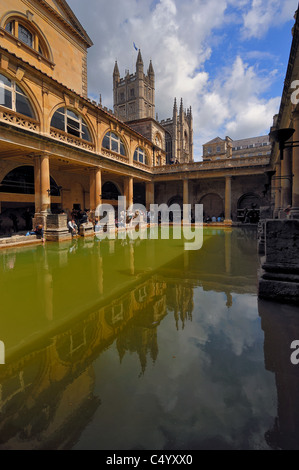 I Bagni Romani stabilimento, con il suo magnifico Tempio e bagni fioriva in Aquae Sulis tra il primo e il quinto secolo. Foto Stock