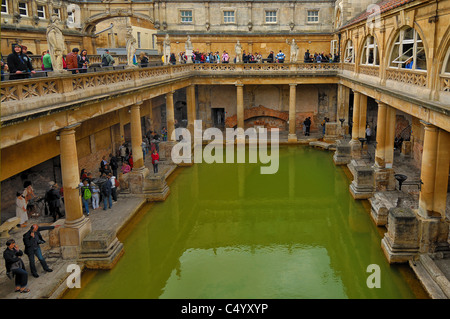 I Bagni Romani stabilimento, con il suo magnifico Tempio e bagni fioriva in Aquae Sulis tra il primo e il quinto secolo. Foto Stock