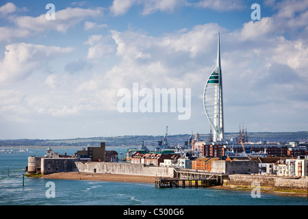 Spinnaker Tower nel porto di Portsmouth Inghilterra UK e torre rotonda Foto Stock