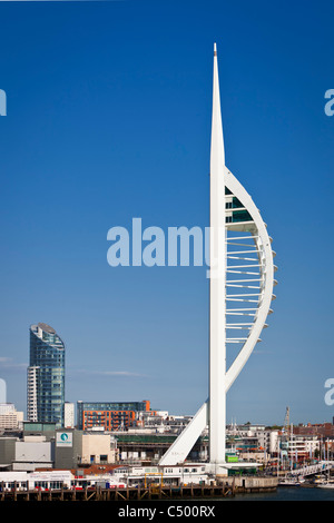 Spinnaker Tower nel porto di Portsmouth Inghilterra REGNO UNITO Foto Stock