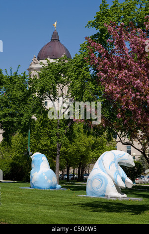 Porta sculture sono raffigurati nei pressi del Manitoba legislative building in Winnipeg Foto Stock