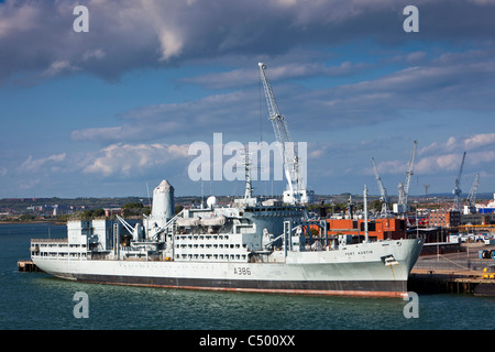 RFA Fort Austin A386 ormeggiata nel porto di Portsmouth Inghilterra REGNO UNITO Foto Stock